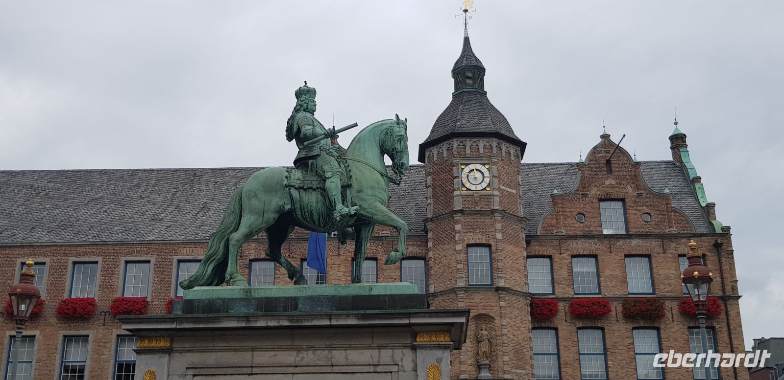 Düsseldorf - Marktplatz mit dem Reiterstandbild von Kurfürsten Jan Wellem (1711).jpg