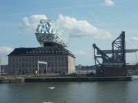 DSCN7453.JPG   wir warten auf die Einfahrt ins Hafenbecken