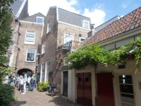 DSCN7529.JPG  Innenhof mit Tor zum Hof van Dordrecht (Kloster)