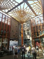 Kunstwerk am Marktplatz in Maastircht: symbolische Darstellung der Moderne und der Vergangenheit