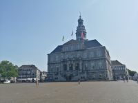 1664 fertiggestelltes Rathaus mit Steinfassade, Glockenturm und Deckenfresken