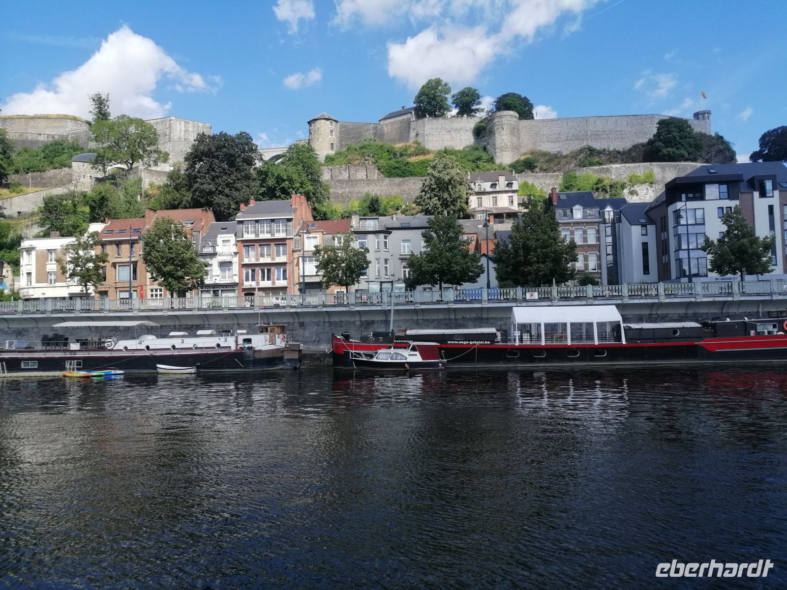 Bootsfahrt entlang der Maas in Namur, oben im Bild - Zitadelle von Namur