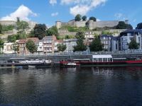 Bootsfahrt entlang der Maas in Namur, oben im Bild - Zitadelle von Namur