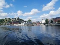 Bootsfahrt entlang der Maas in Namur, mitten im Bild: Mündung der Sambre als größter linker Nebenfluss in die Maas