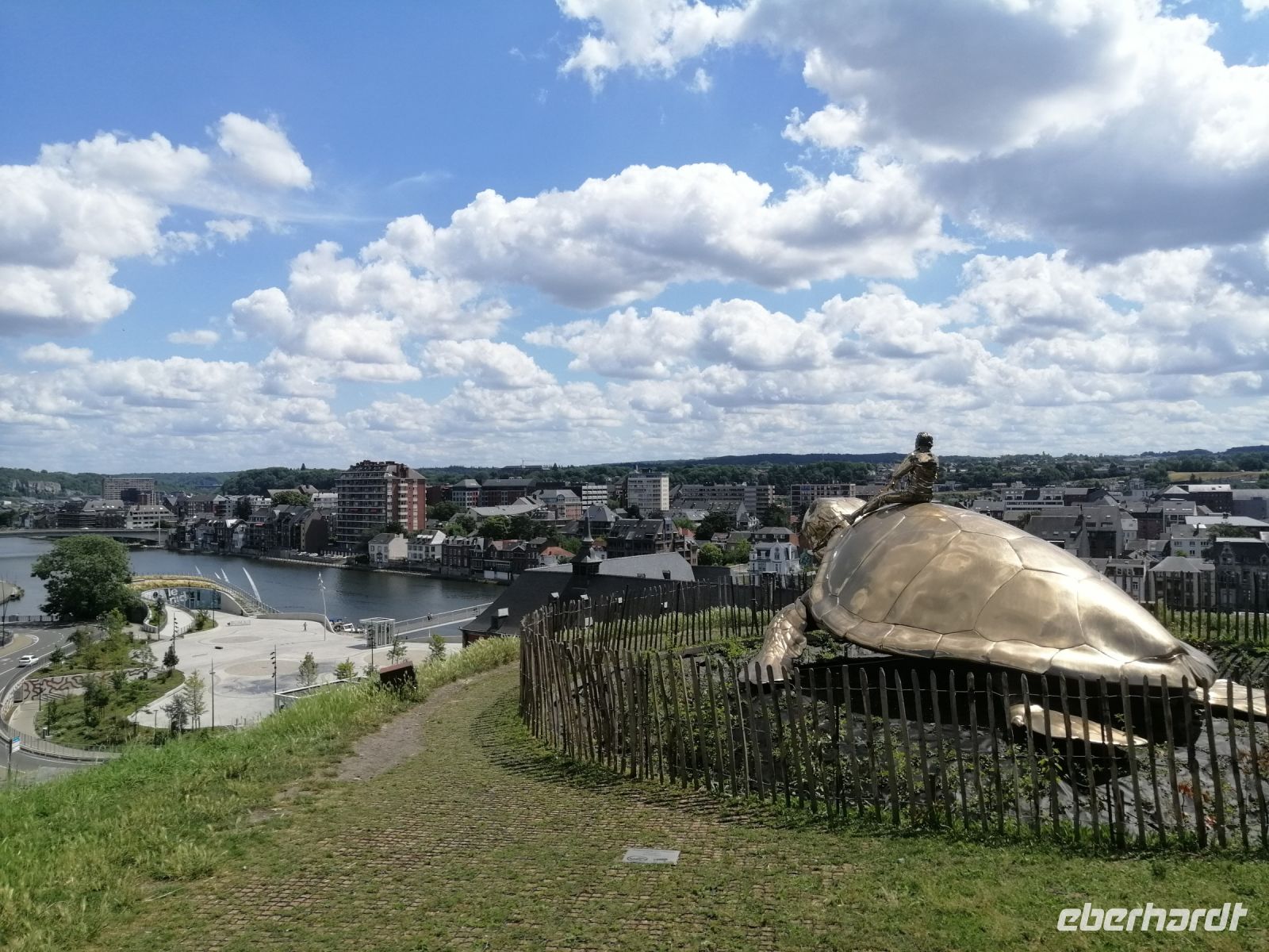 Die Schildkröte „Searching for Utopia“ überblickt die Stadt Namur