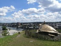 Die Schildkröte „Searching for Utopia“ überblickt die Stadt Namur
