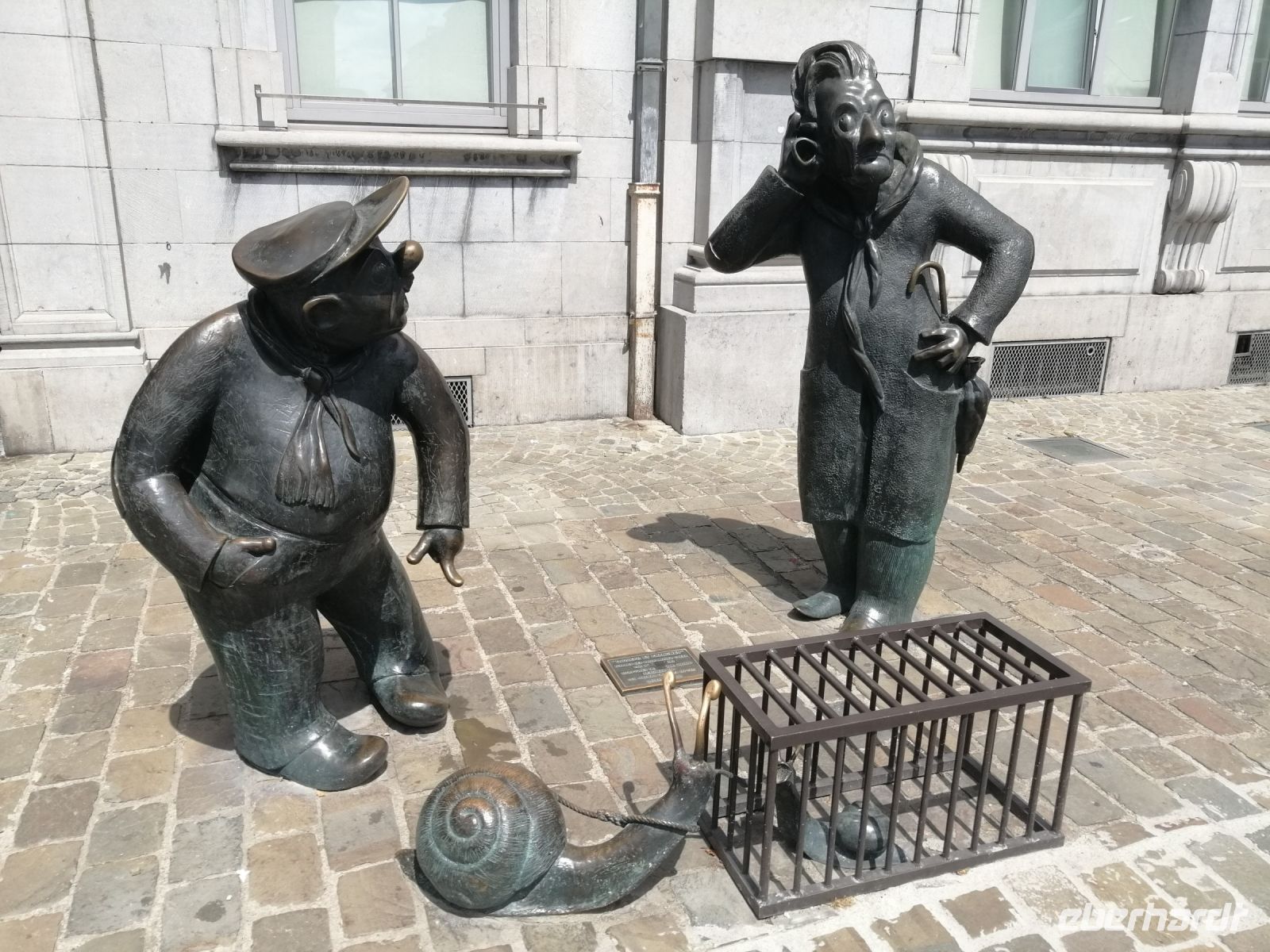 Joe und Frank (Djoseph et Françwès) - Statue, die Langsamkeit und Bequemlichkeit der Stadtbewohner von Namur symbolisch beschreibt