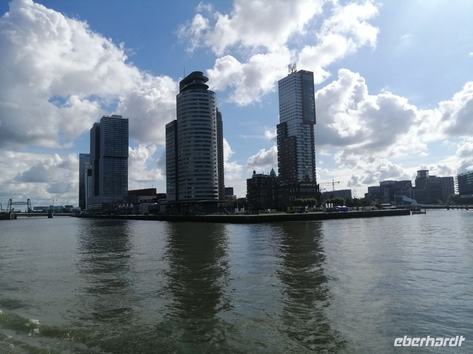 Hafenrundfahrt in Rotterdam, Hotel New York (kleines rotes Gebäude)