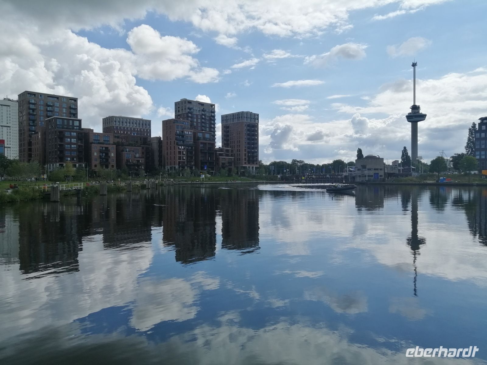 Stadtrundgang durch Rotterdam: Blick von Coolhaven Richtung Fernsehturm (G.J. de Jonghweg)