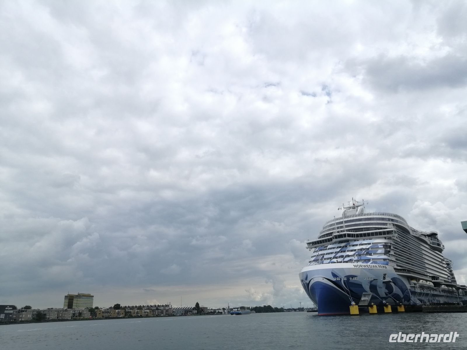 Bootsfahrt durch die Grachten im Amsterdam: hier ein Kreuzfahrtschiff