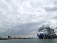 Bootsfahrt durch die Grachten im Amsterdam: hier ein Kreuzfahrtschiff