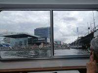 Bootsfahrt durch die Grachten: am Amsterdamer Bahnhof vorbei