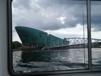 Bootsfahrt durch die Grachten: Das NEMO in Amsterdam