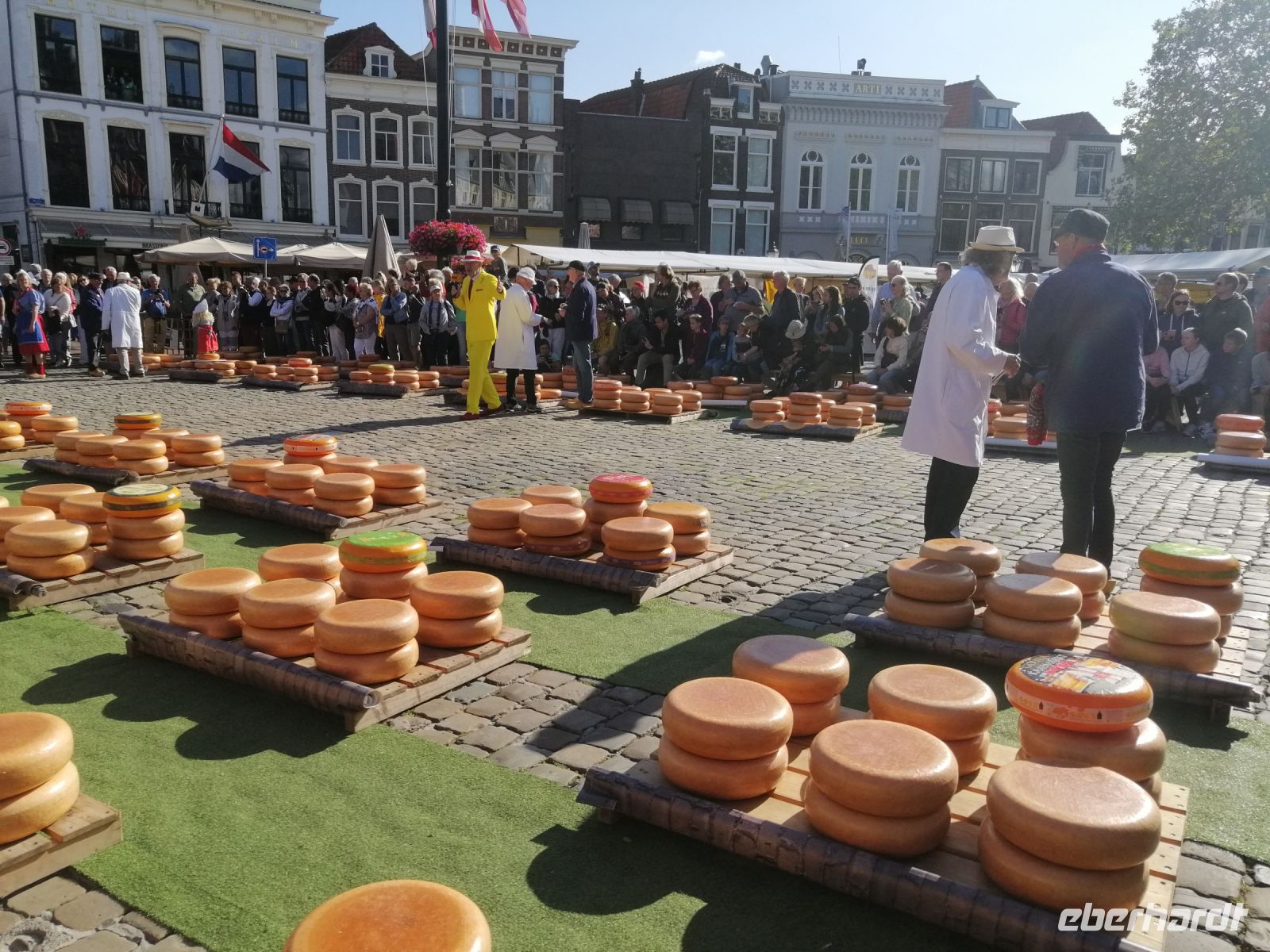 Die Käsehändler und Marktpersonal tragen traditionelle niederländische Trachten, Gouda NL
