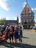 Die Trachten verleihen dem Markt eine folkloristische Atmosphäre, Gouda NL