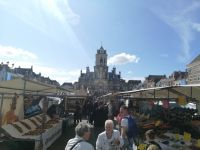 Der Marktplatz vom Rathaus in Delft