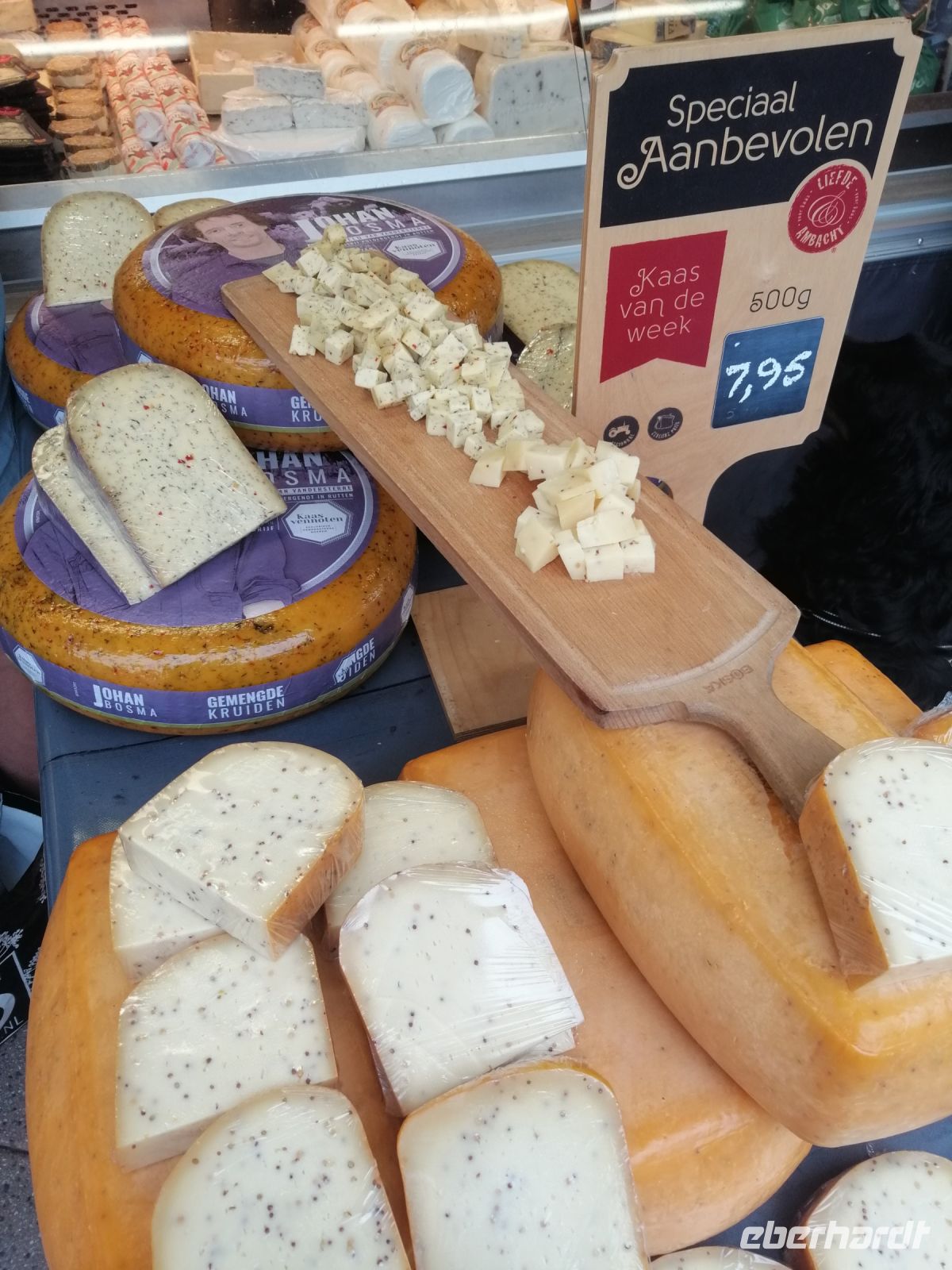 Käsestand auf dem Markt in Amersfoort mit Verkostung