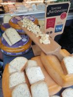 Käsestand auf dem Markt in Amersfoort mit Verkostung