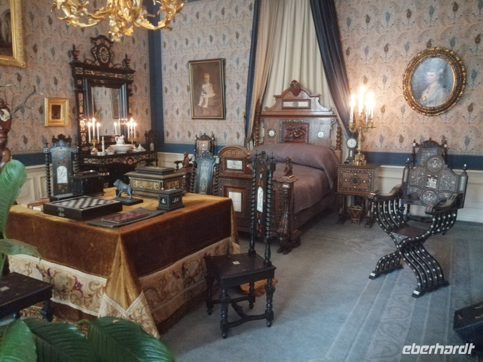 Die Führung durch das Schloß Het Loo: Umkleiderraum und Schlafzimmer vom König Willems III.