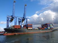 Containerschiff im Prins-Willem-Alexanderhafen, Rotterdam, Niederlande