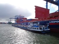 Containerschiff im Prinsess-Margriet-Hafen, Rotterdam, Niederlande