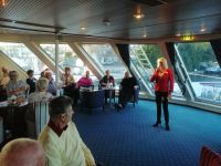 Begrüßung der Reisegäste durch Bordreiseleiterin Manuela