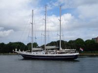 Überholmanöver auf der Nieuwe Maas, Rotterdam, Niederlande