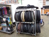 Reifenwechsel am Markt, Delft, Niederlande