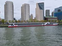 Unser Schiff vor Hochhäusern &ndash; &copy; Andreas Kunzmann (Eberhardt TRAVEL)