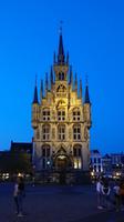 Das spektakuläre Rathaus von Godua zur Abendzeit