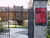 Die Stadtmauer von Vitoria-Gasteiz als Kunstinstallation