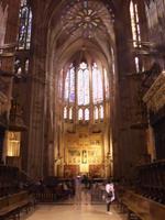 Im Innern der Kathedrale von León - in der den Chor abtrennenden Glastür spiegelt sich die Rose