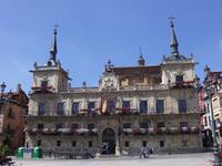 Versuch enes Rathauses. Hinter der Fassade liegt eine Kirche, welche die Stadt ursprünglich kaufen wollte, um dort das Rathaus zu bauen.