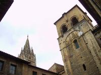 Oviedo - der Turm der neuen und der alten Kathedrale