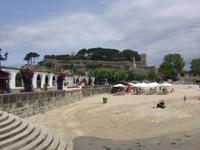 An der Strandpromenade von Baiona (Galicien), im Hintegrund die Burg