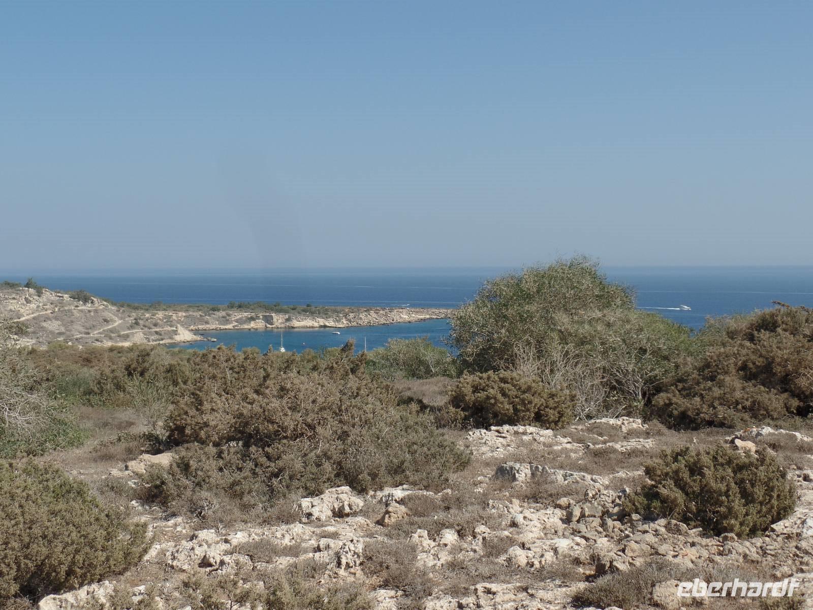 Wanderung zu den Zyklopenhöhlen