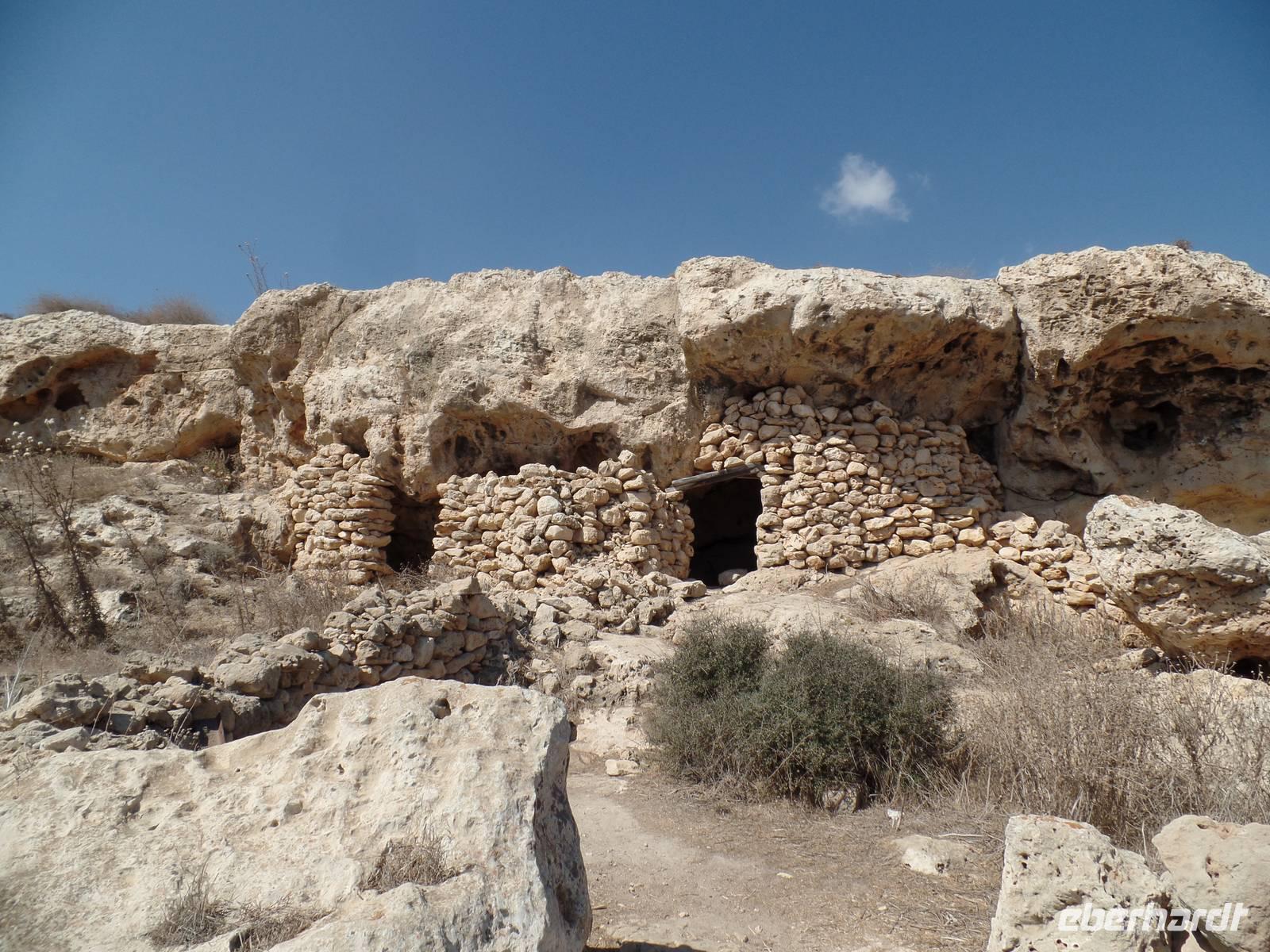 alte Höhlenbehausungen am Pfad der Aphrodite