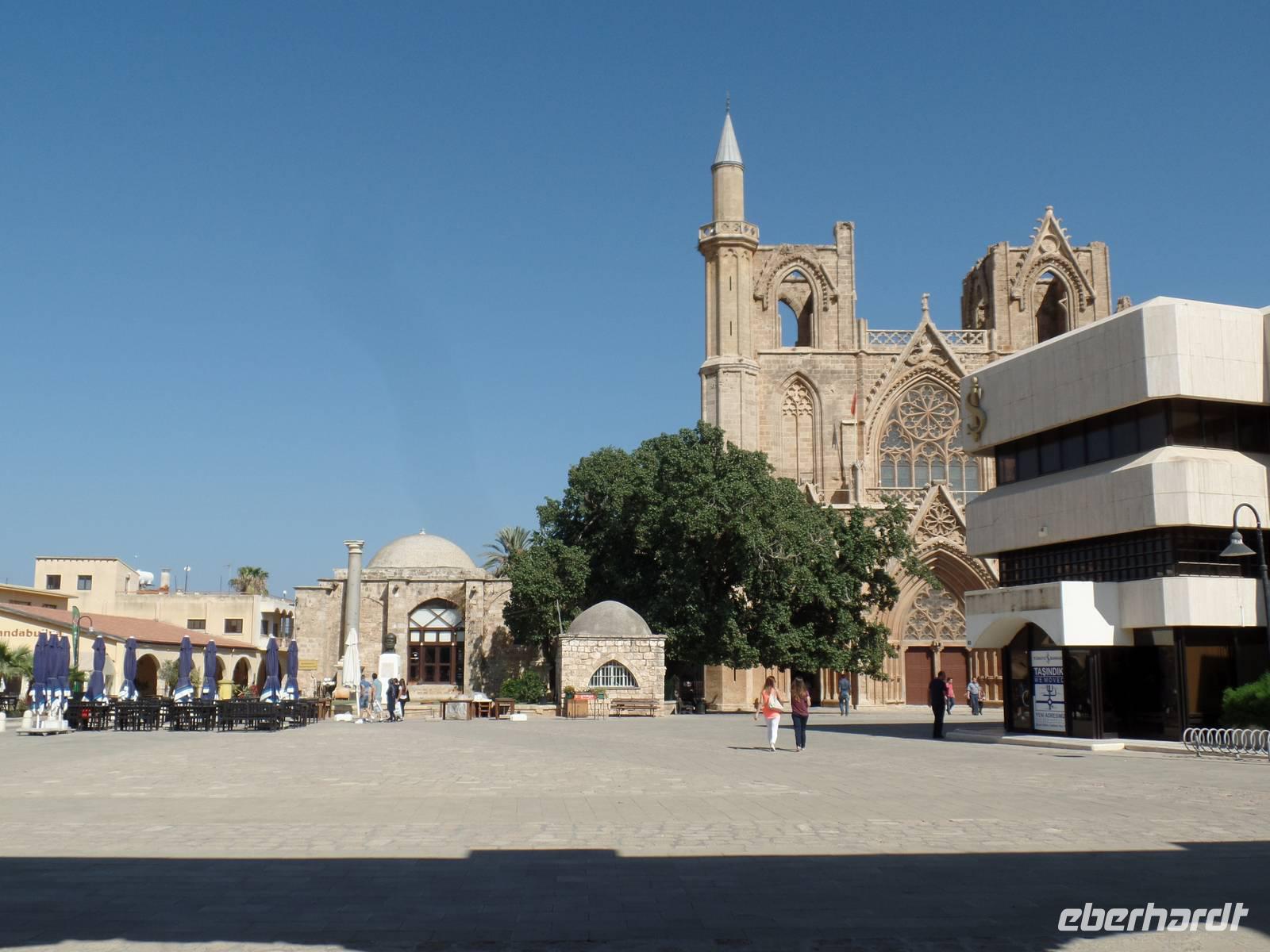 Lala-Mustafa-Pasa Moschee samt Vorplatz