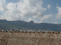 Hafenfestung Kyrenias mit Blick auf Burgfestung St. Hilarion
