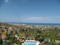 Blick von Abtei Bellapais auf Kyrenia