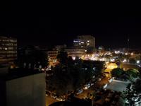 Blick aus dem provisorischen Hotel ins Nachtleben von Larnaka
