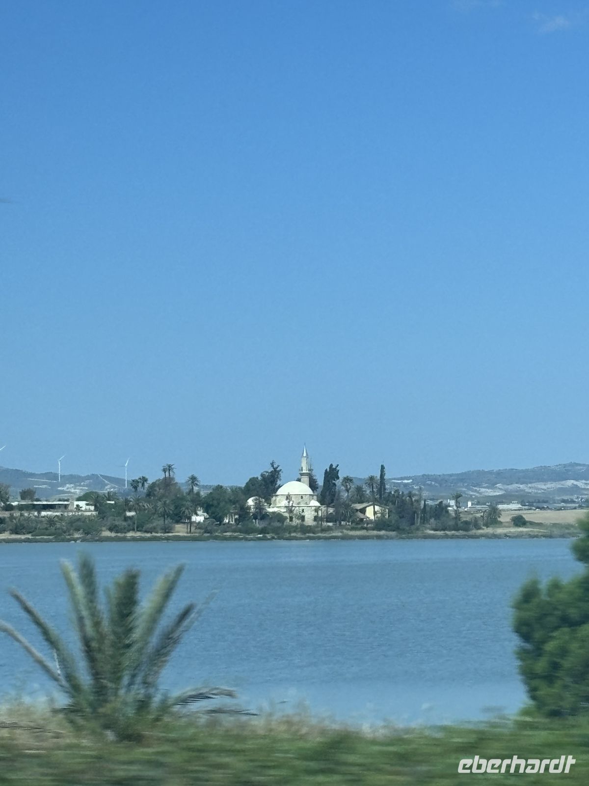 Salzlake bloß ohne Flamingos - im Hintergrund die Hala Sultan Tekke Moschee  &ndash; &copy;  (Eberhardt TRAVEL)