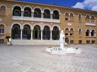 Blick zum Erzbischofspalast mit der Statue vom Erzbischof Marakios III.