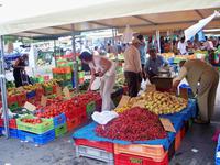 Jetzt gehen wir zusammen über den Obst- und Gemüsemarkt
