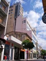 ... mit Blick auf das höchste Gebäude von Zypern...