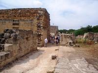 Als erstes laufen wir zum Theater...