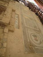 Das weiße Amphitheater und die Säulen des Apollon-Heiligtums