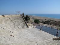 Das weiße Amphitheater und die Säulen des Apollon-Heiligtums