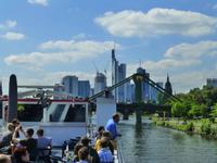 Frankfurter Skyline von Boot aus