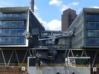 alter Kran auf Fabrikgelände